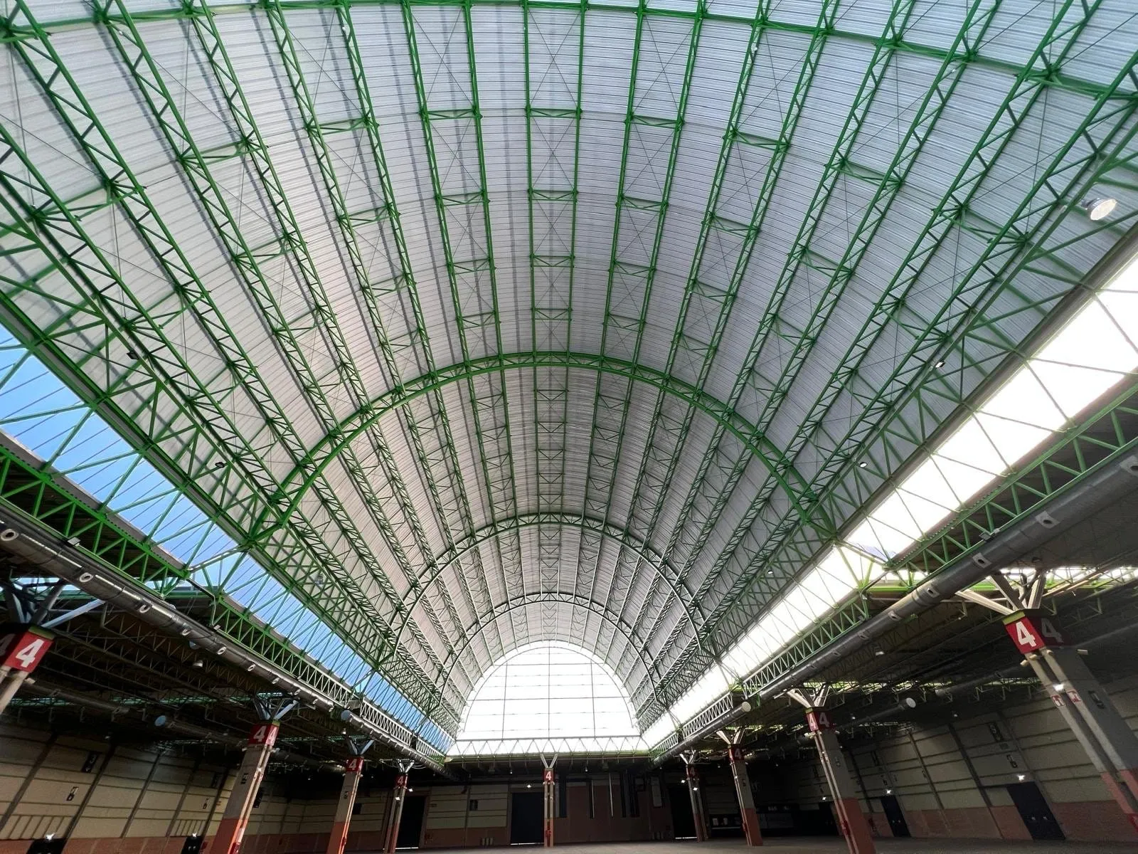 Interior de la cúpula de la Feria de Muestras de Zaragoza, con su bóveda de cerchas metálicas verdes